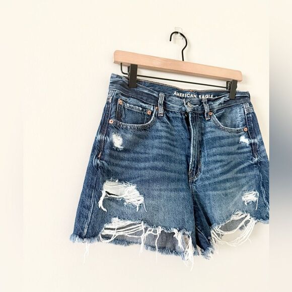 American Eagle 90s Boyfriend Shorts in Raw Hem Distressed Medium Wash - Size 6 - Picture 2 of 6